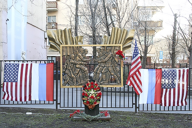Состоялась церемония возложения цветов к памятнику "Встреча на Эльбе"